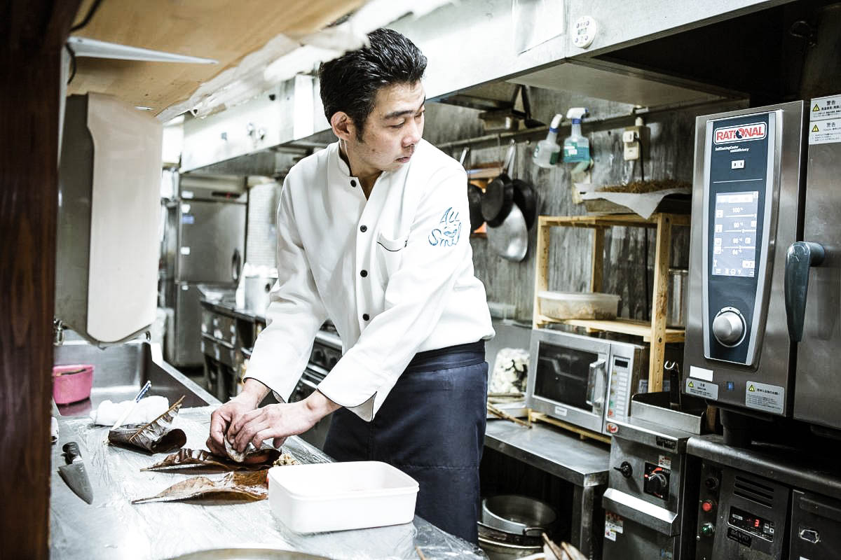 Chef in front of intelligent RATIONAL combi oven - a great support against skill shortage