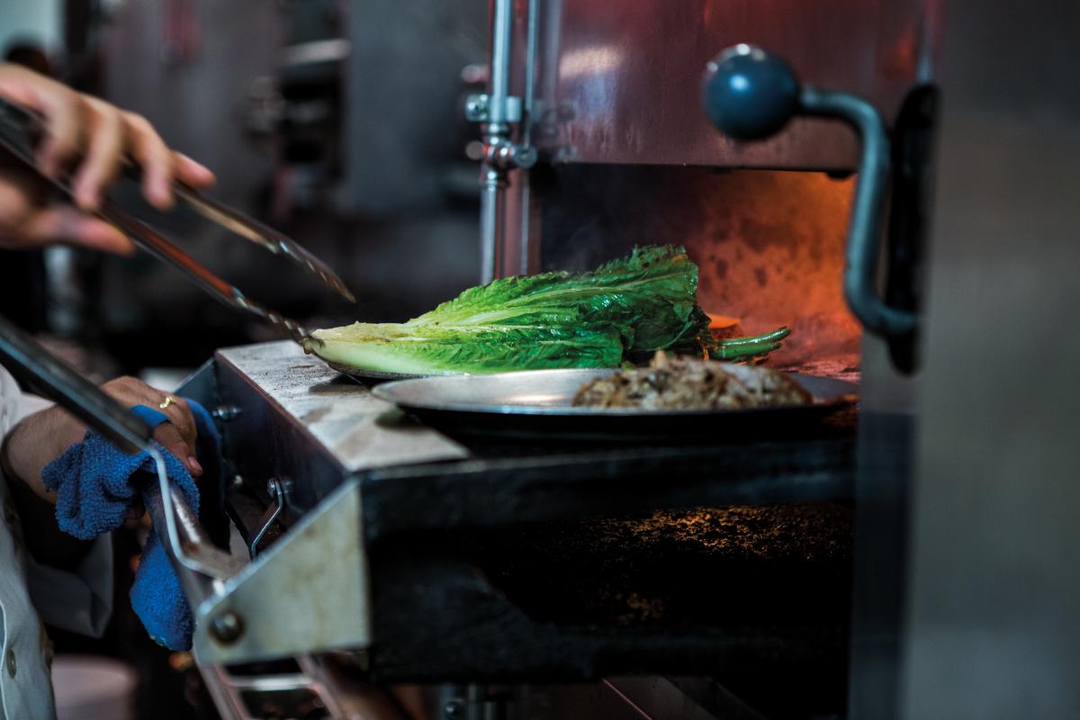 Regional angebauter Salat und nachhaltig produziertes Fleisch werden gegrillt - Nachhaltigkeit wird auch für Gastronome immer wichtiger. 