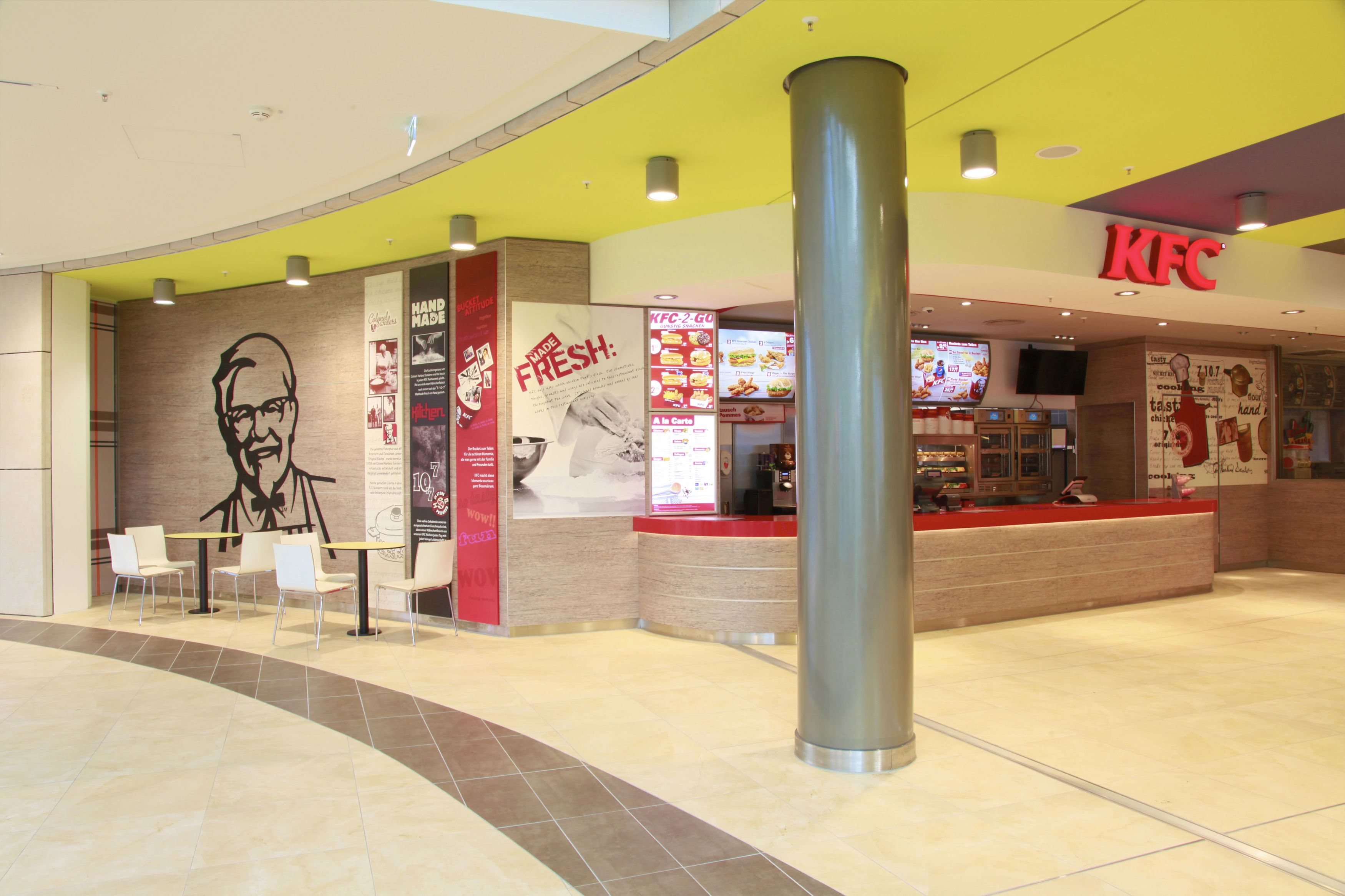 KFC Filiale mit Colonel Sanders Portät an der Wand