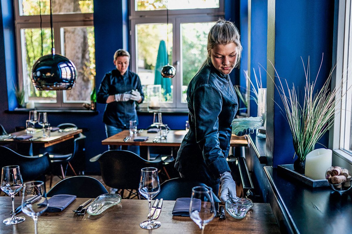 Servicepersonal bereitet alles für die Gäste im "Anthonys Kitchen" vor