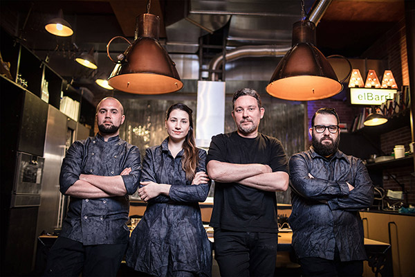 Starchef Albert Adria mit seinem Team in seinem Restaurant