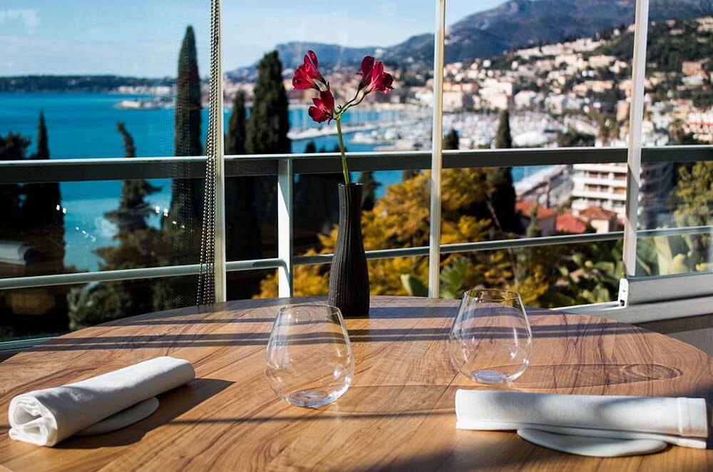 Tisch in Mauro Colagreco's Restaurant mit Blick auf das Mittelmeer 