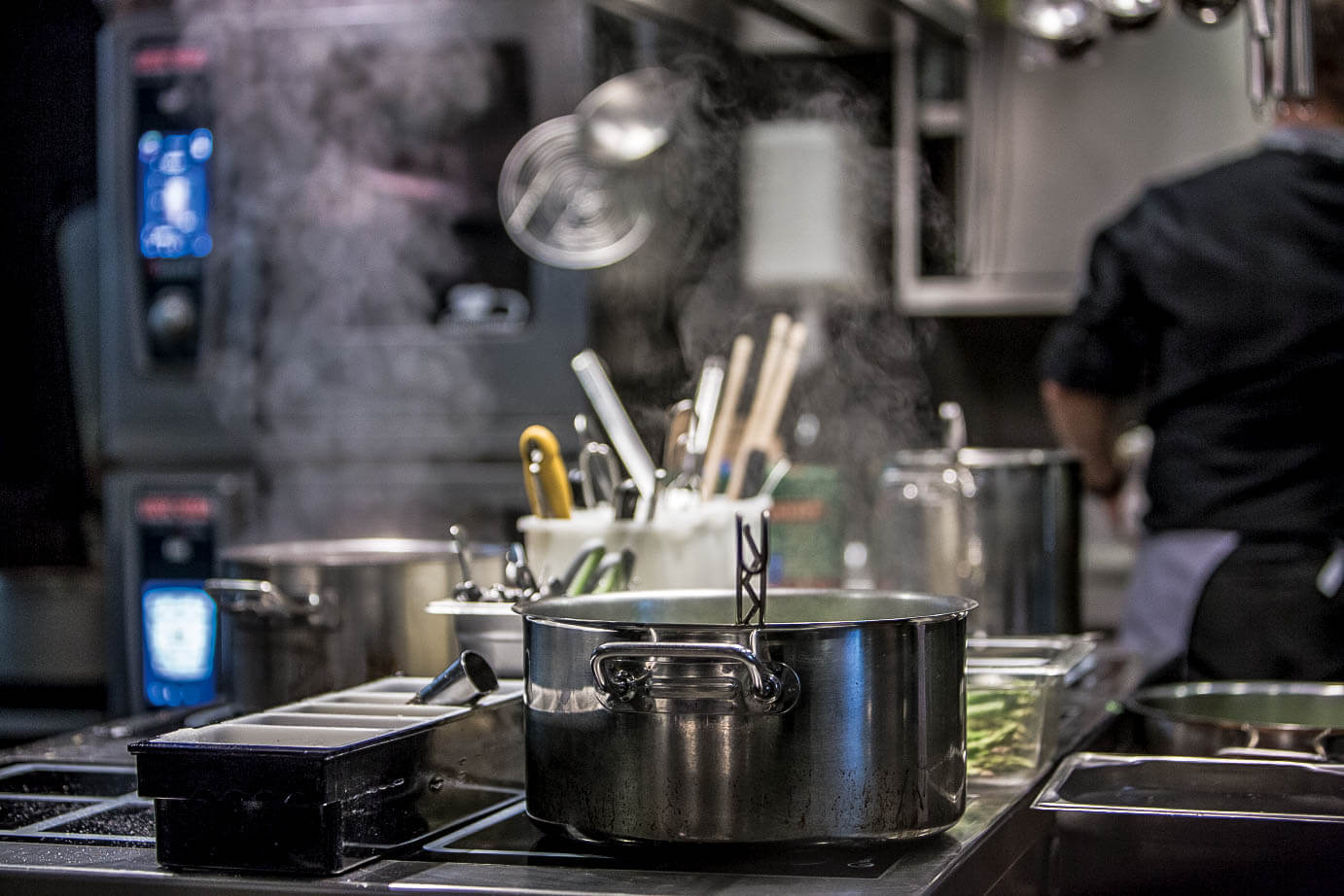 Blick in eine professionelle Küche - wo der Fachkräftemangel zunehmend zum Problem wird.