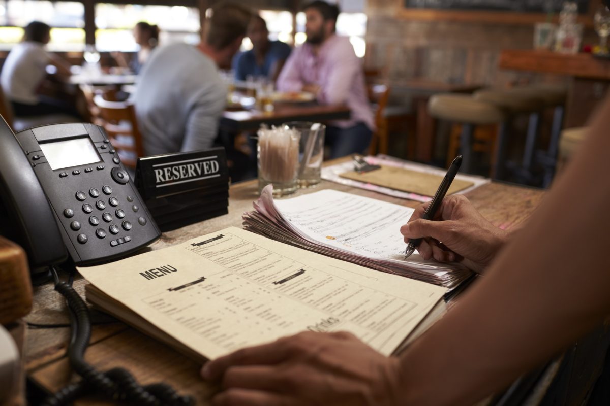Mostrador de recepción en un restaurante