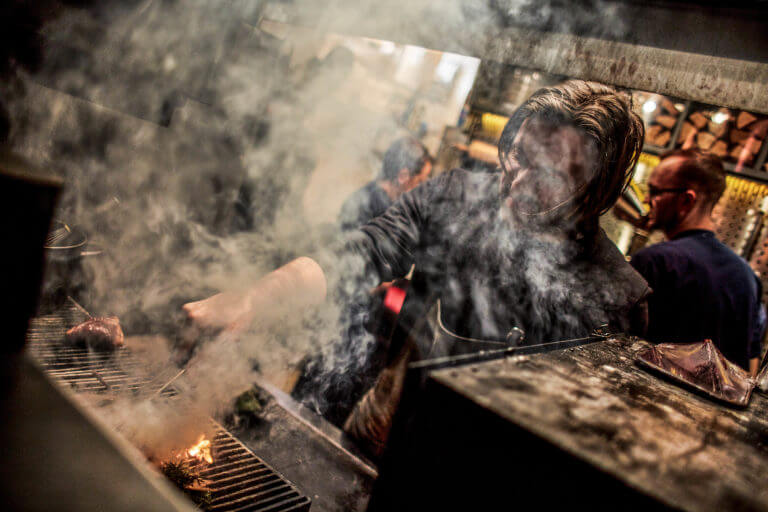 Der schwedische Koch Niklas Ekstedt grillt leidenschaftlich gerne