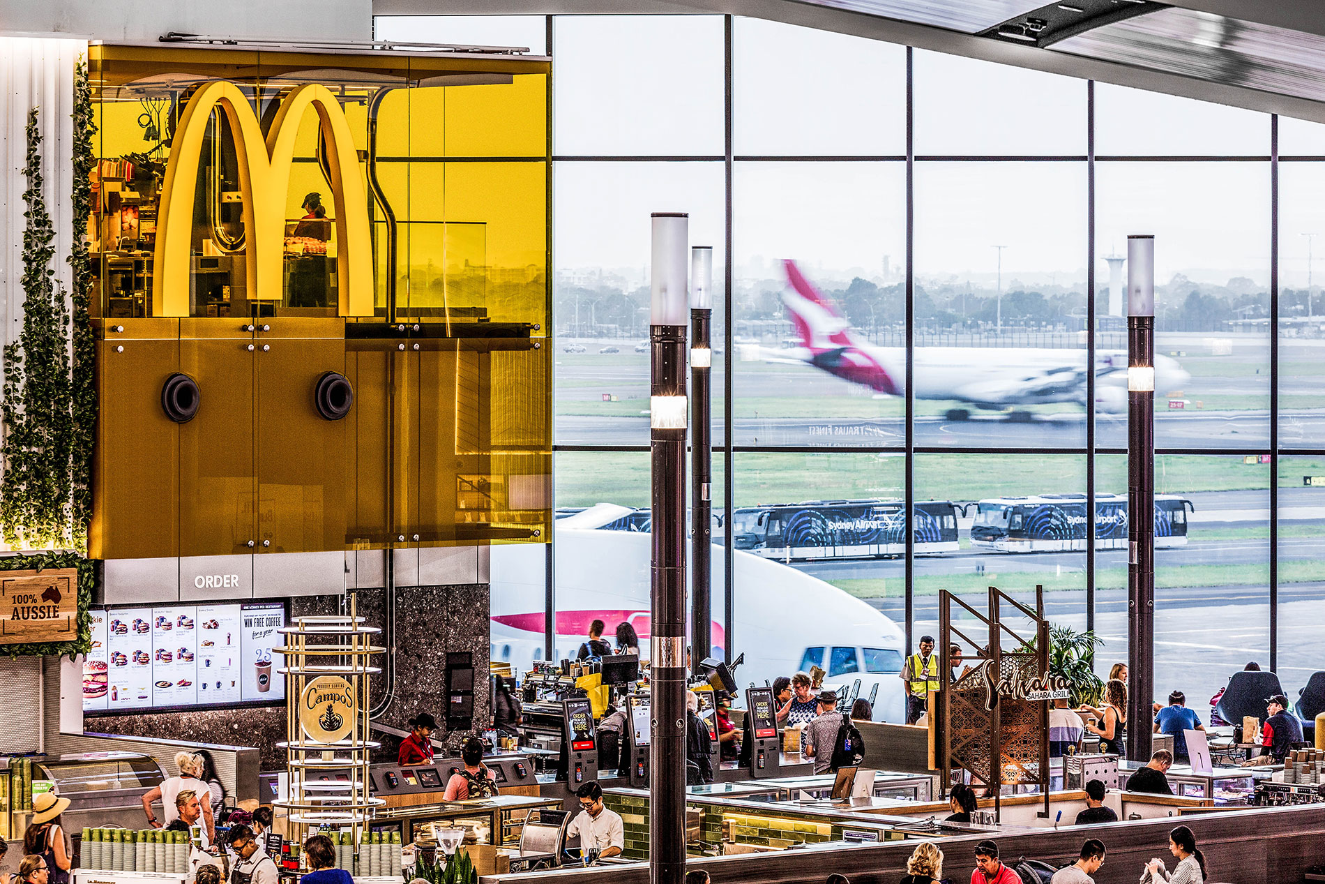 Blick auf den Flagship Store von Mc Donalds im Flughafen von Sydney