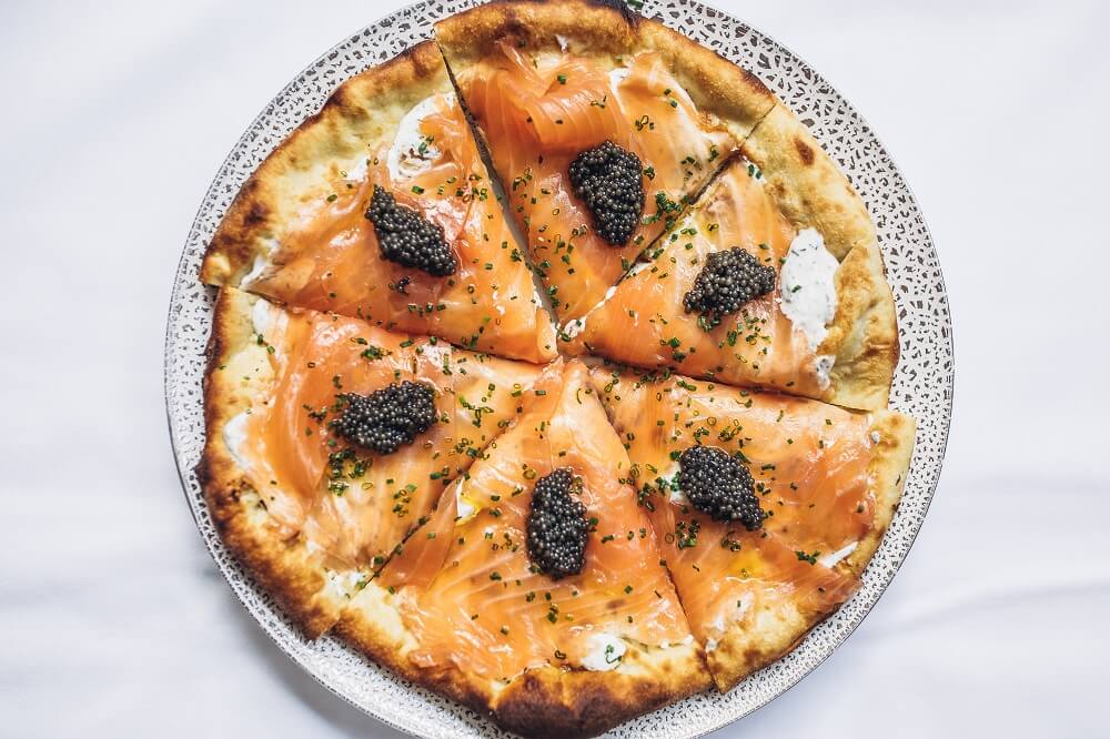 Berühmte Pizza mit geräuchertem Lachs - Wolfgang Puck's Restaurant Spago