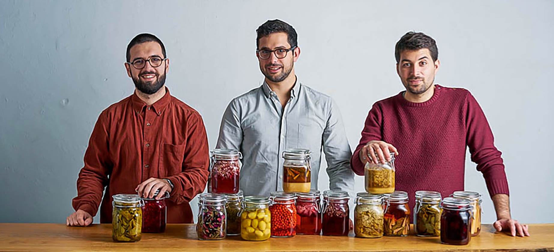 Gründer von Nolla mit ihren Produkten, die Fodwaste vermeiden.