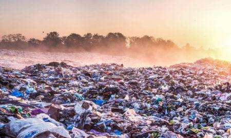 Plastikmülldeponie bei Sonnenaufgang