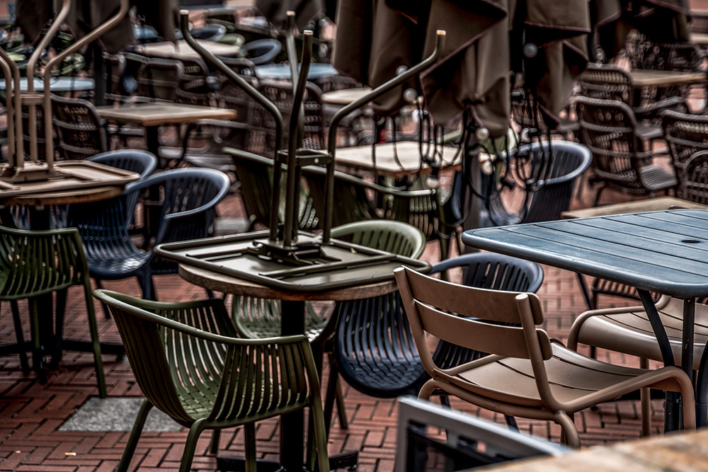 Empty restaurant tables due to shortage of skilled workers