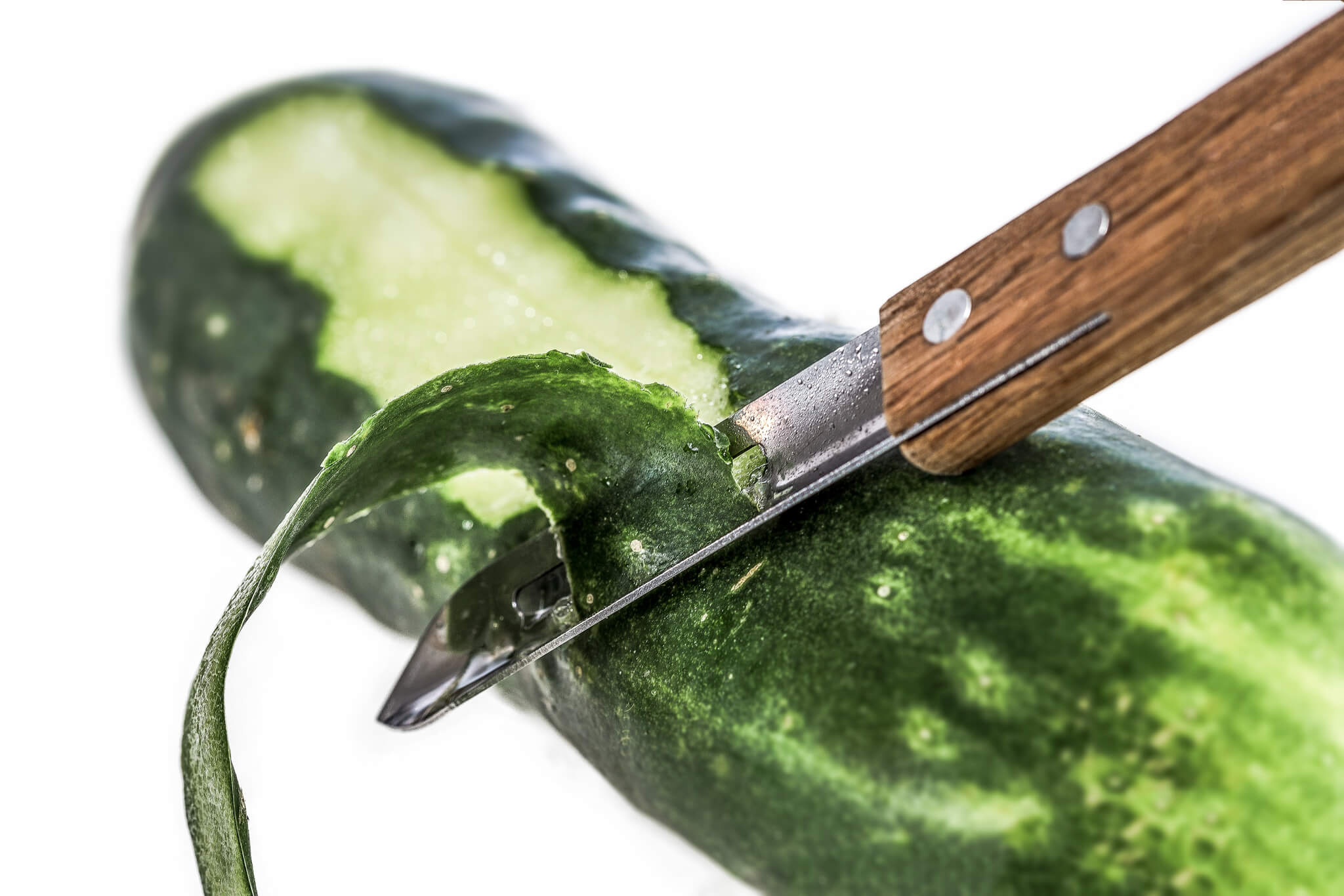 Cucumber is peeled - sustainable further use of the peel for e.g. cocktails