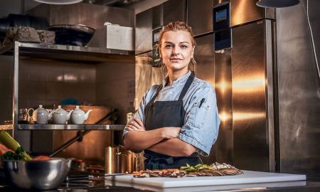 Junge Köchin in einer Restaurantküche verkörpert den Food Trernd Female Connoisseurs