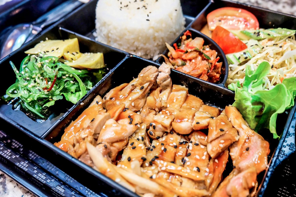 Bento Box mit asiatischen Lebensmitteln als Beispiel für Takeaway Essen.