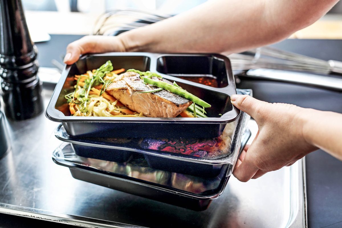 Takeaway Verpackungen mit leckerem gesunden Essen.