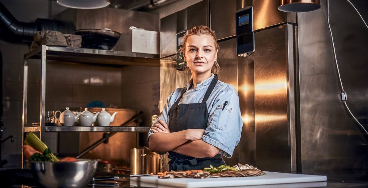 Una mujer en una cocina profesional - Female Conoisseurs