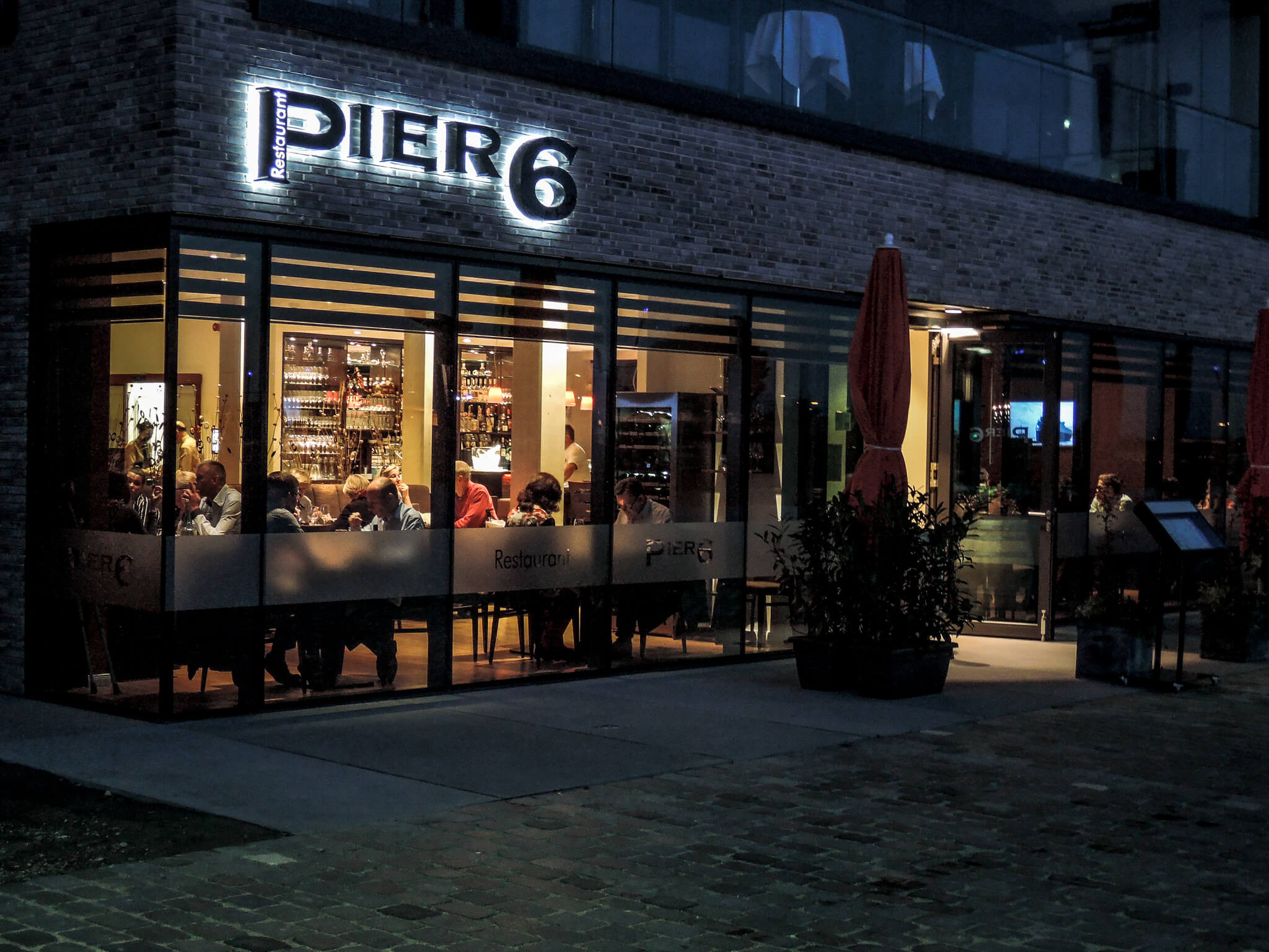 Robuste Belüftung ermöglicht Innenraum-Gastronomie im "Pier 6" auch in Zeiten von Covid.