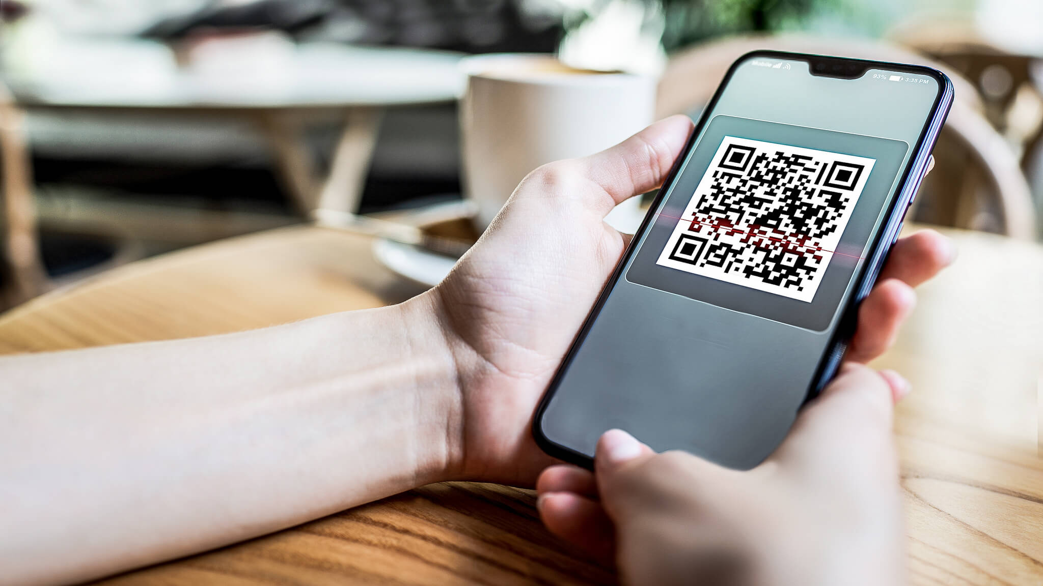 QR-Codes (wichtiger Baustein des IdD) wird im Restaurant gescannt.