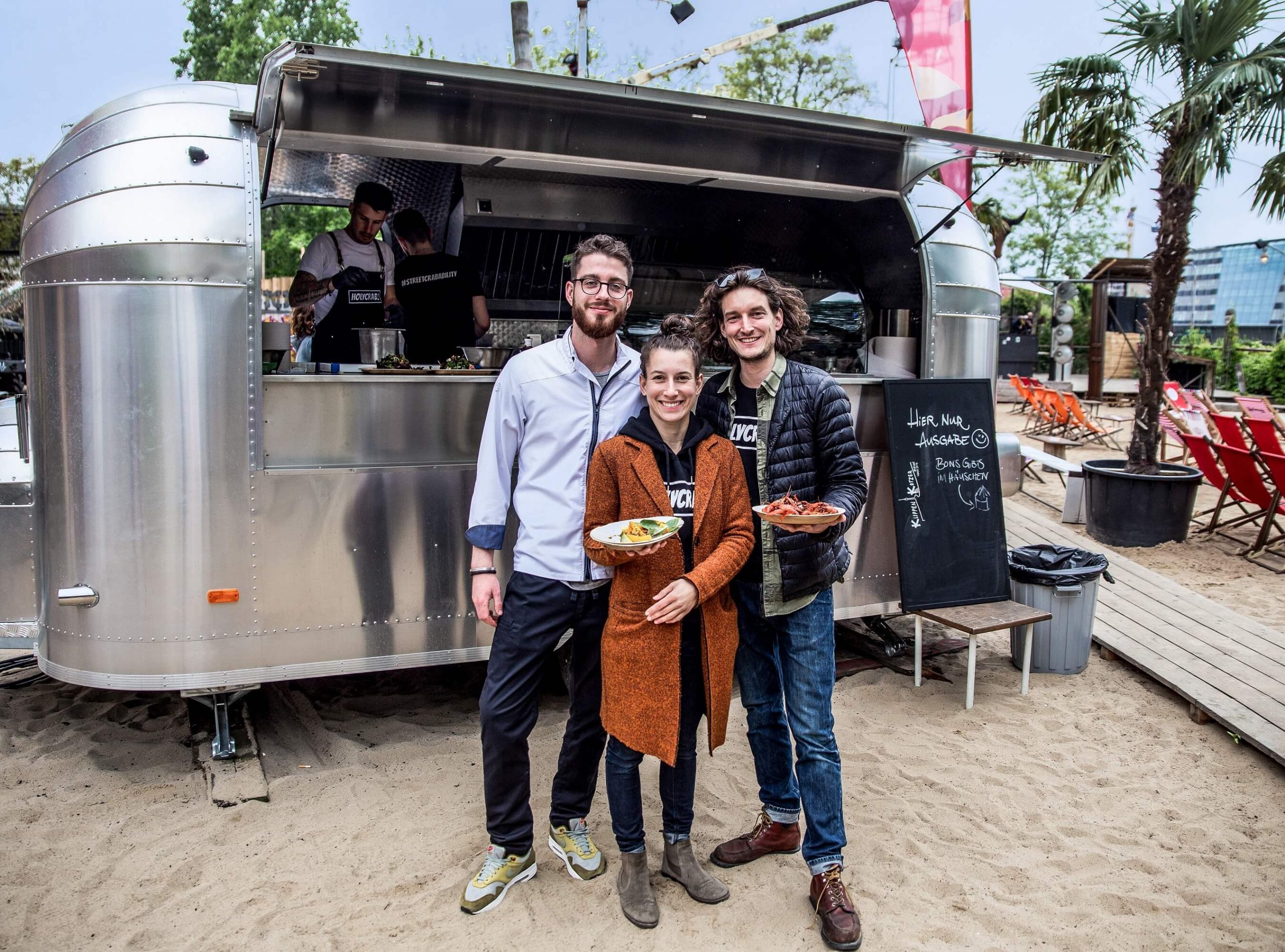 Andreas Michelus, Lukas und Juliane Bosch sind die Gründer der HolyCrab Food Trucks, einem erfolgreichen Gastro Start ups.