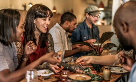 Los consumidores salen a comer con entusiasmo