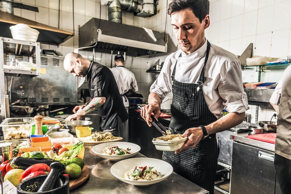 Three chefs working in a kitchen, retaining kitchen employees ist importent
