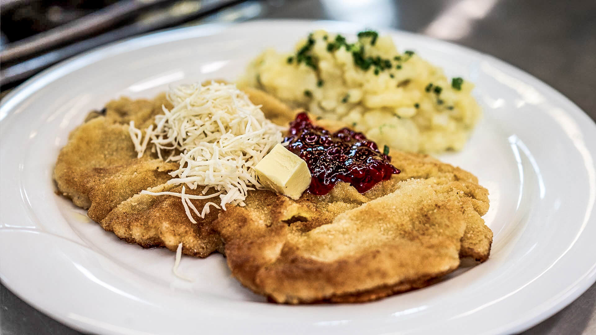 "Kalbsschnitzel Münchener Art" from consistently local and original ingredients