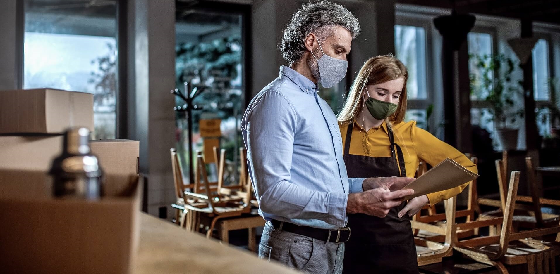 Restaurantbetreiber und Servicekraft suchen Hilfe um den Fachkräftemangel in der Gastronomie irgendwie zu lösen.