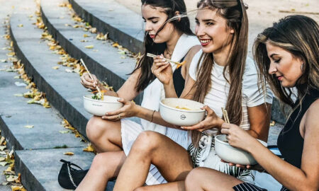 junge mädchen essen Gerichte aus Mehrwegbehältern von vytal