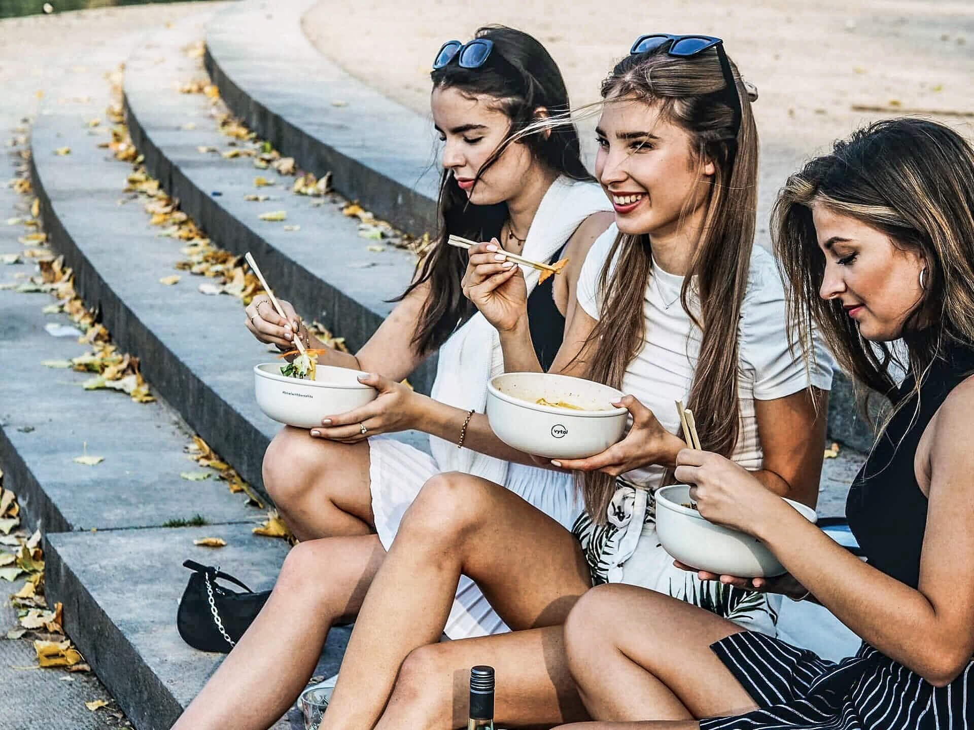 junge mädchen essen Gerichte aus Mehrwegbehältern von vytal