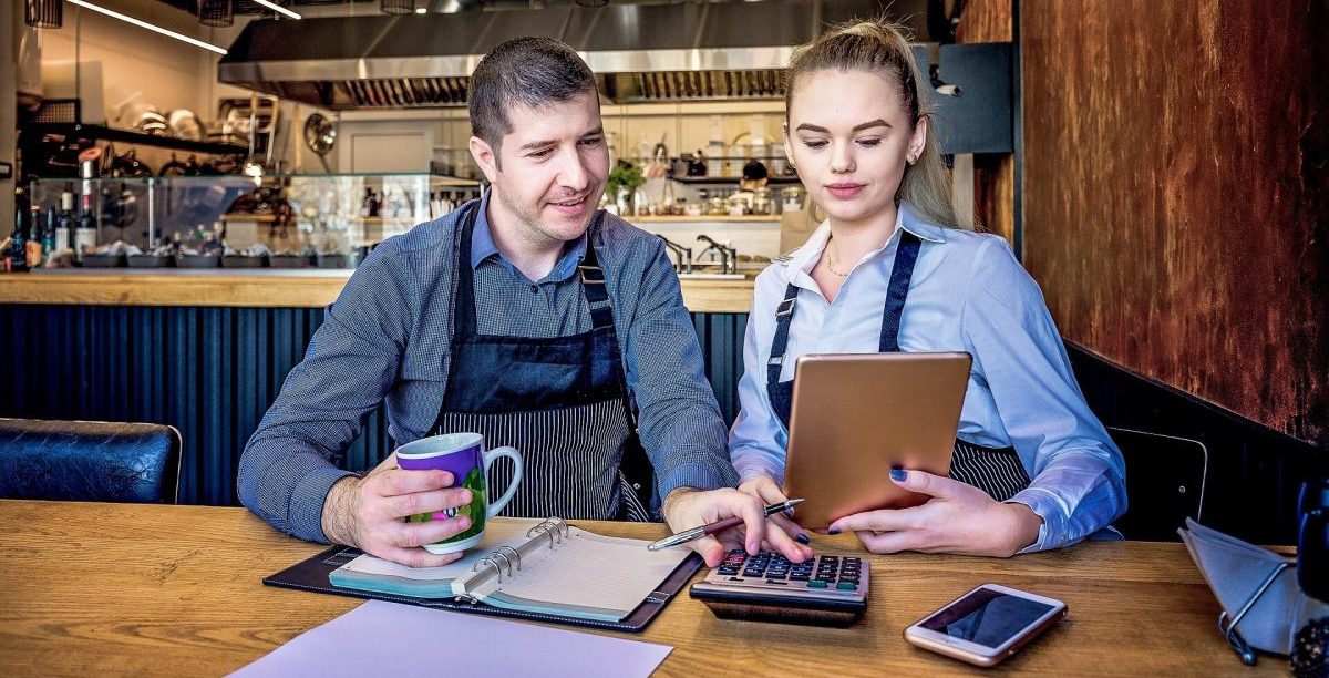 Restaurant Personal platziert Bestellung basierend auf AI generierrten Daten 