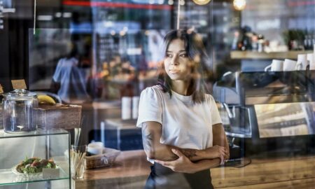 Gastronomin grübelt über Maßnahmen wie sie fehlendes Personal ersetzen kann