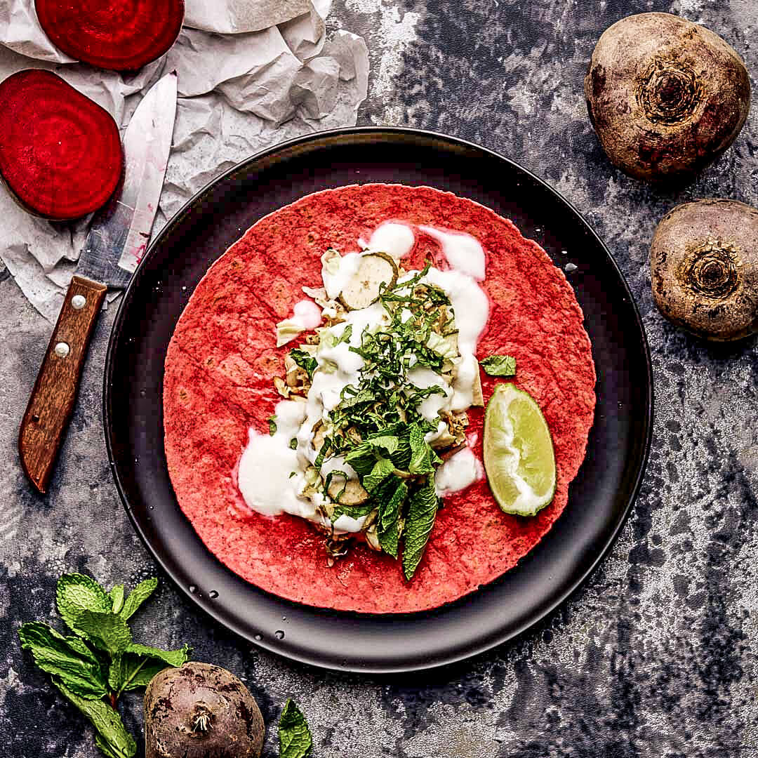 Rote-Beete Tortilla-Wrap: International inspirierte kreative Gerichte gehören zur Spezialität des Restaurants Instock in Amsterdam