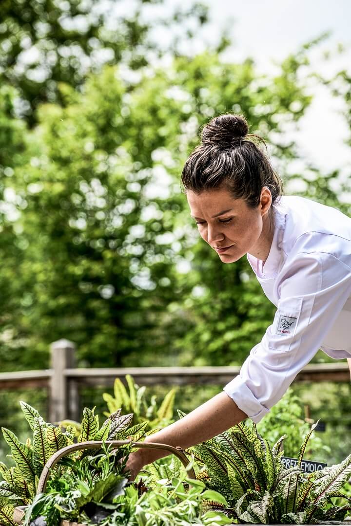 Jessica Rosival erntet nachhaltig angebautes Gemüse im restauranteigenen Garten.