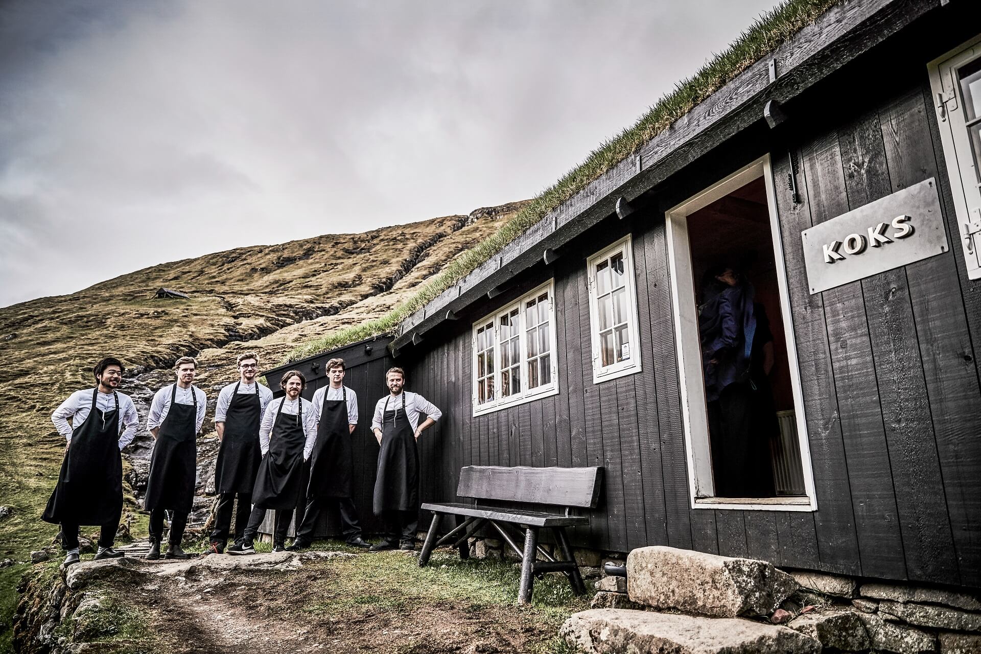 Das Küchen-Team vor dem in Mitten der Natur gelegenem Sternerestaurant KOKS- Nachhaltigkeit steht hier im Vordergrund