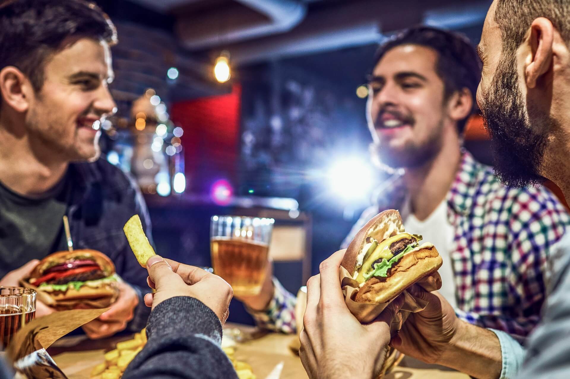 Junge Menschen essen gemeinsam - virtuelle Restaurants werden traditionelle nie vollständig verdrängen können.