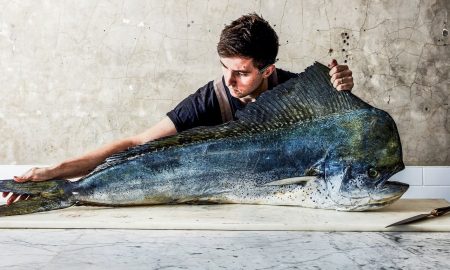 Dry-Aging-Guru Josh Niland bereitet einen Fisch zum Schneiden vor.