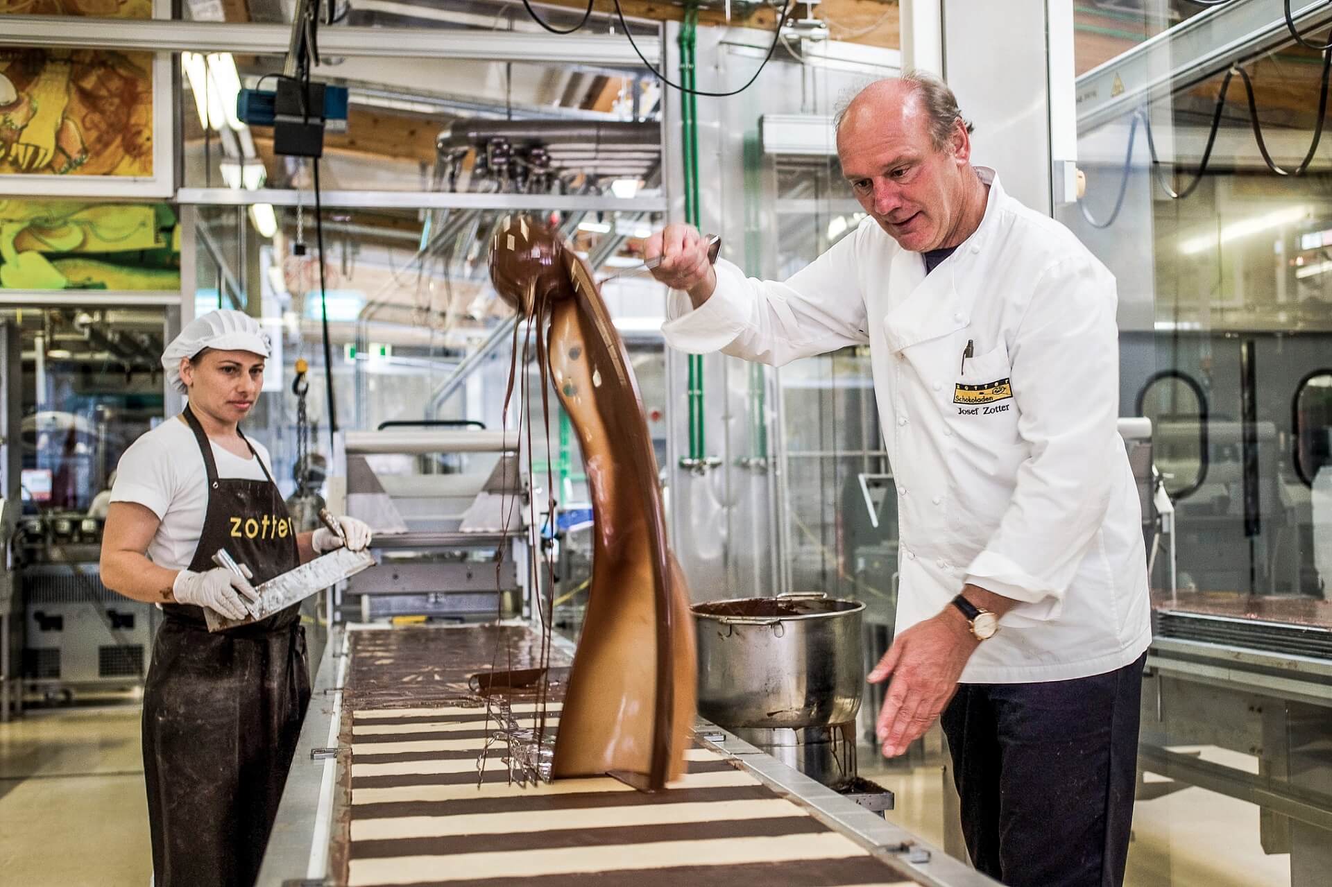 Josef Zotter, bezieht in seiner Schokoladenfabrik Fair-Trade- Rohstoffen. 