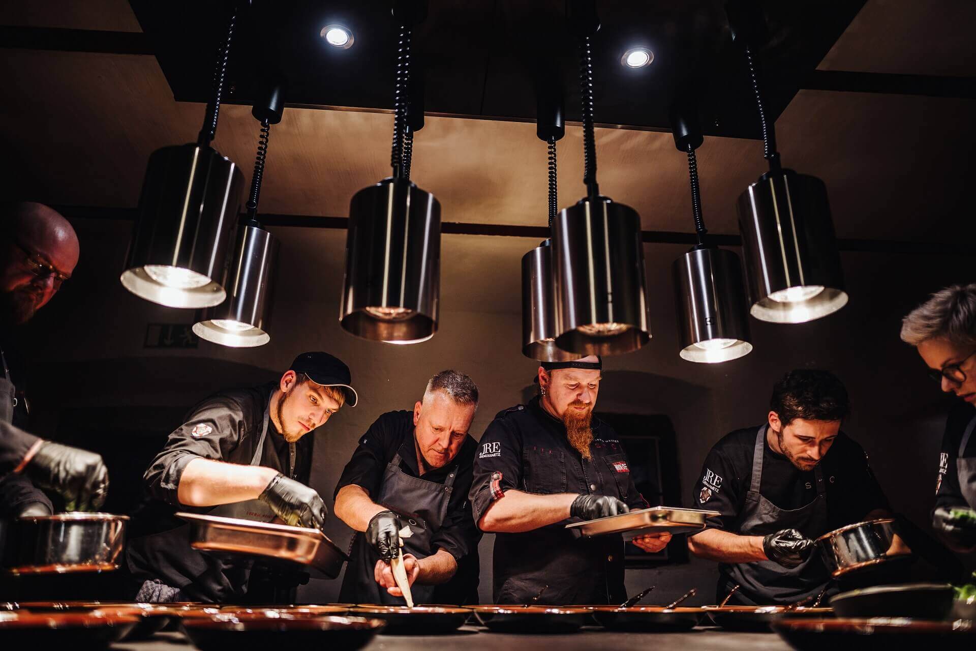 Lucki Maurer und sein Team beim Kochen