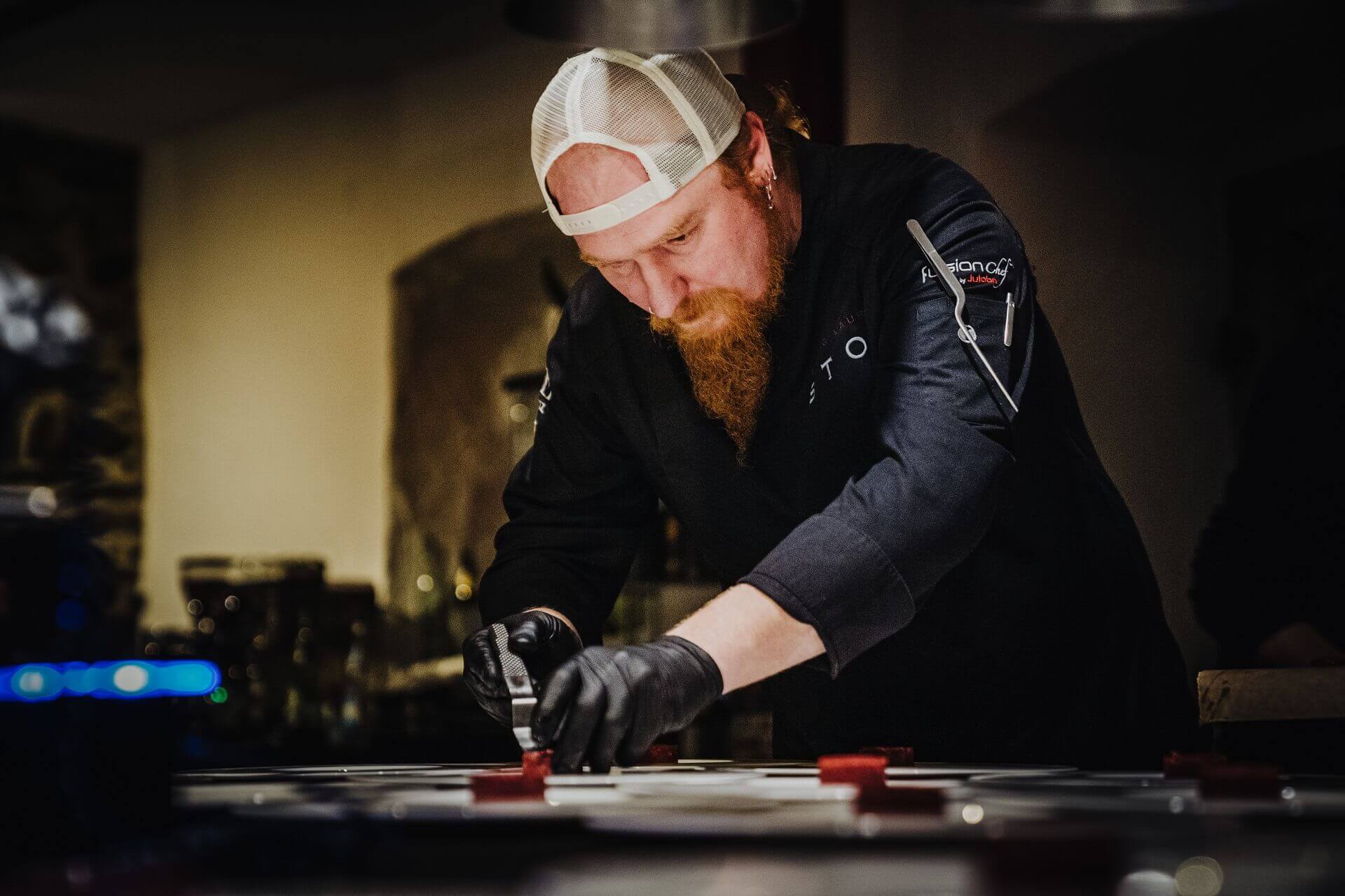 Sehr konzentrierter Lucki Maurer während dem kochen