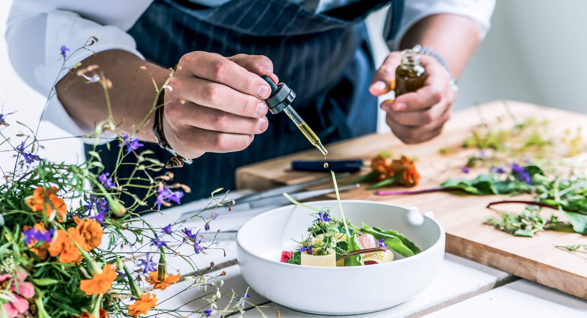 Koch der gerade sein Salat mit ätherischem Öl anmacht