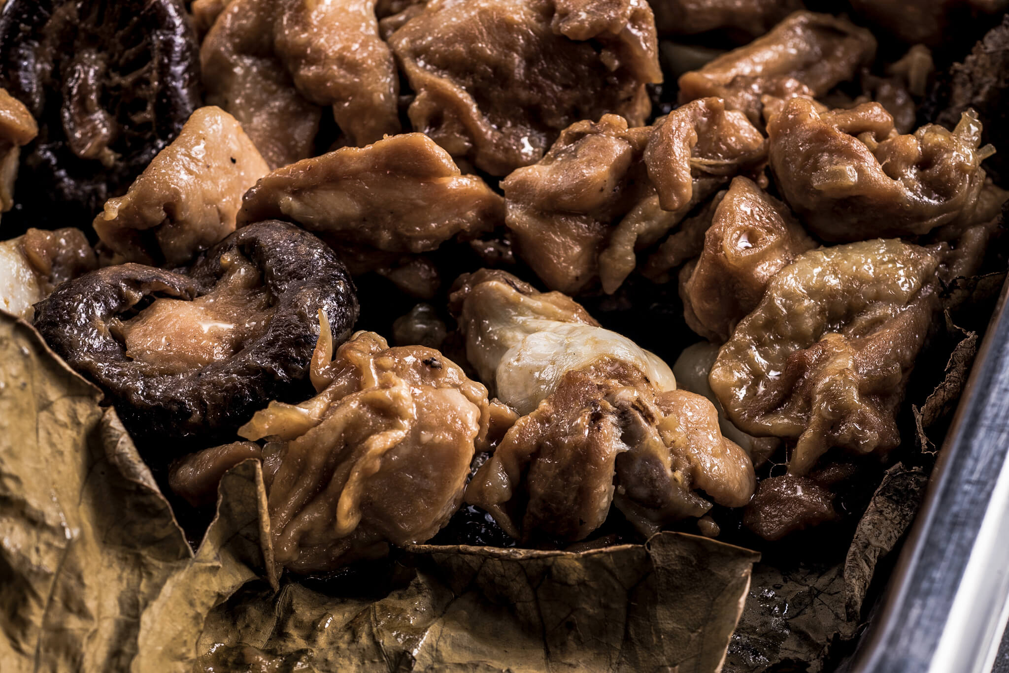 Chinesisches Essen mit Shiitake Pilzen, die auch sehr reich an Umami sind