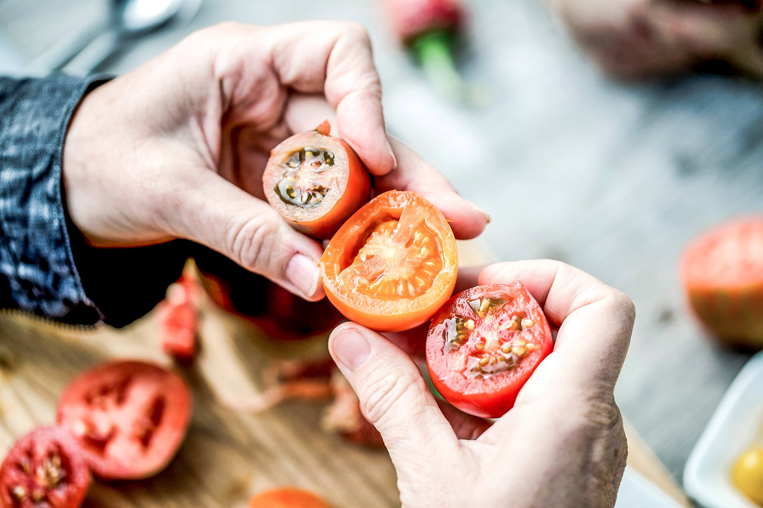 Tomates recién cortados para creaciones / fusiones alimentarias creativas