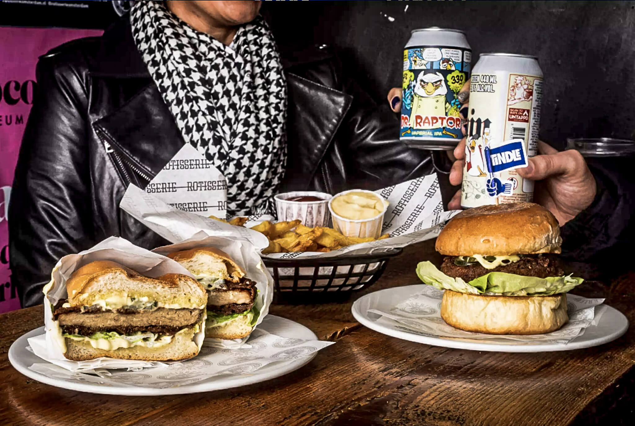 Zwei vegetarische Hähnchen Burger, mit Pommes, Dips 