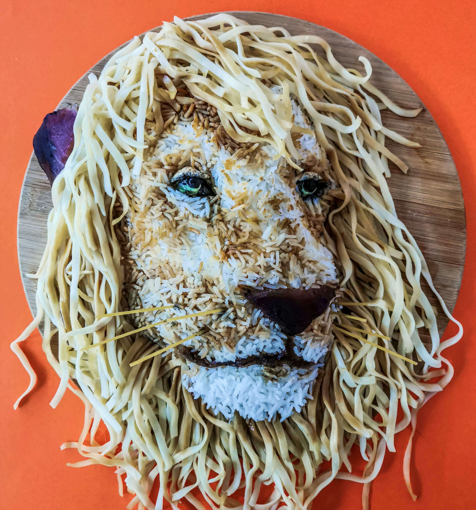 Kunstvoll kreiierter Löwenkopf aus Lebensmitteln