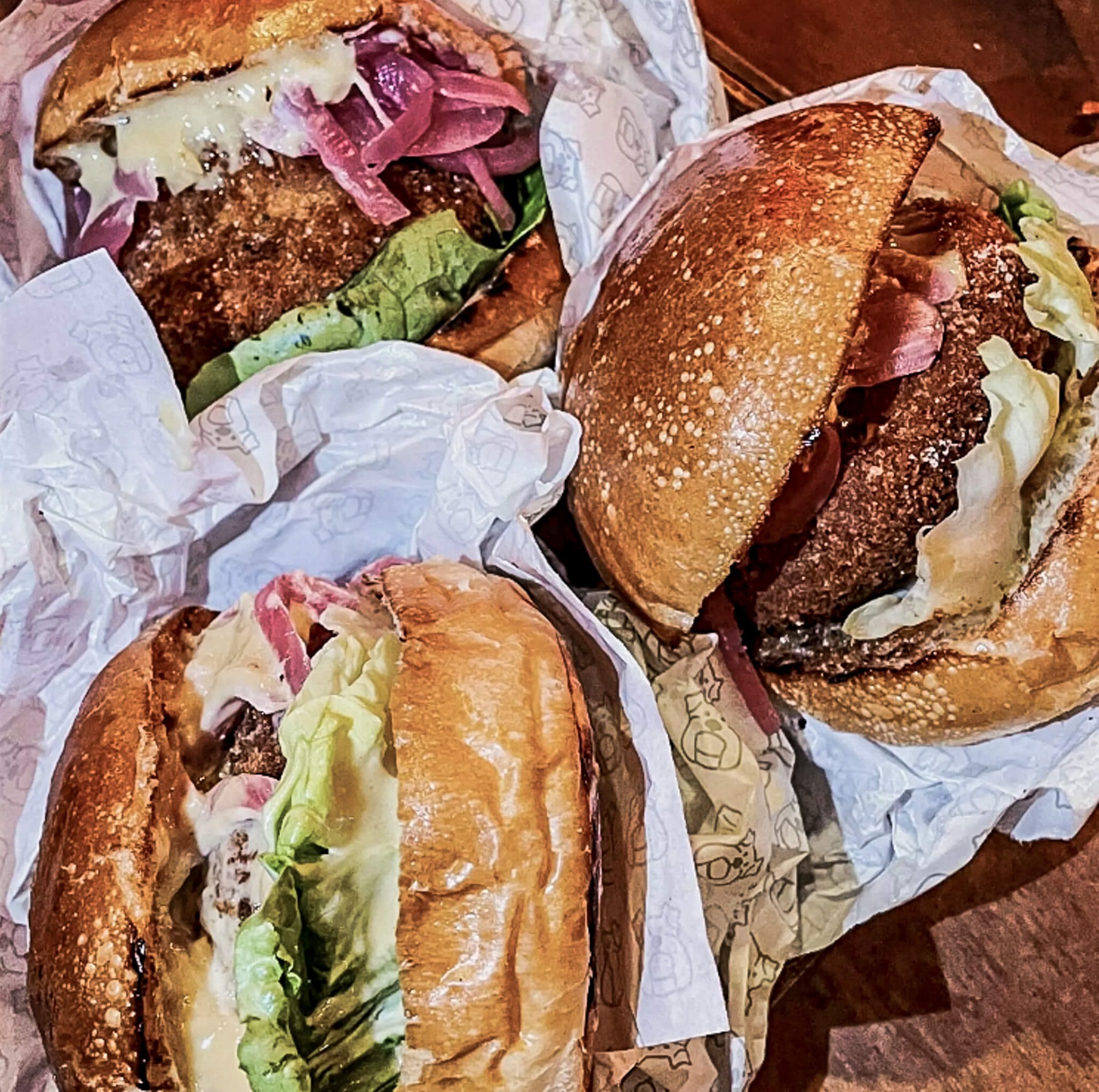 Tres jugosas y deliciosas hamburguesas elaboradas con pollo de origen vegetal 