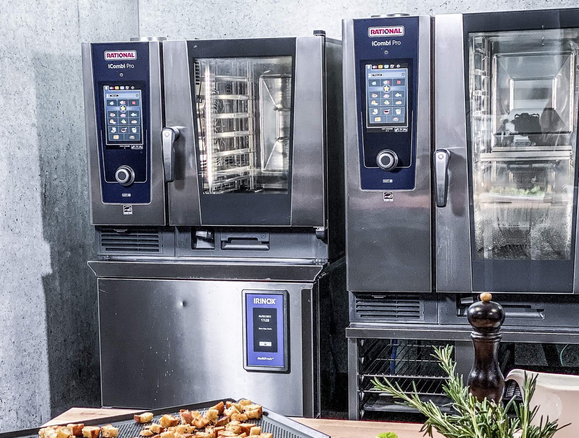 Equipamiento de cocina de una Ghost Kitchen con sistemas de cocción inteligentes de Rational 