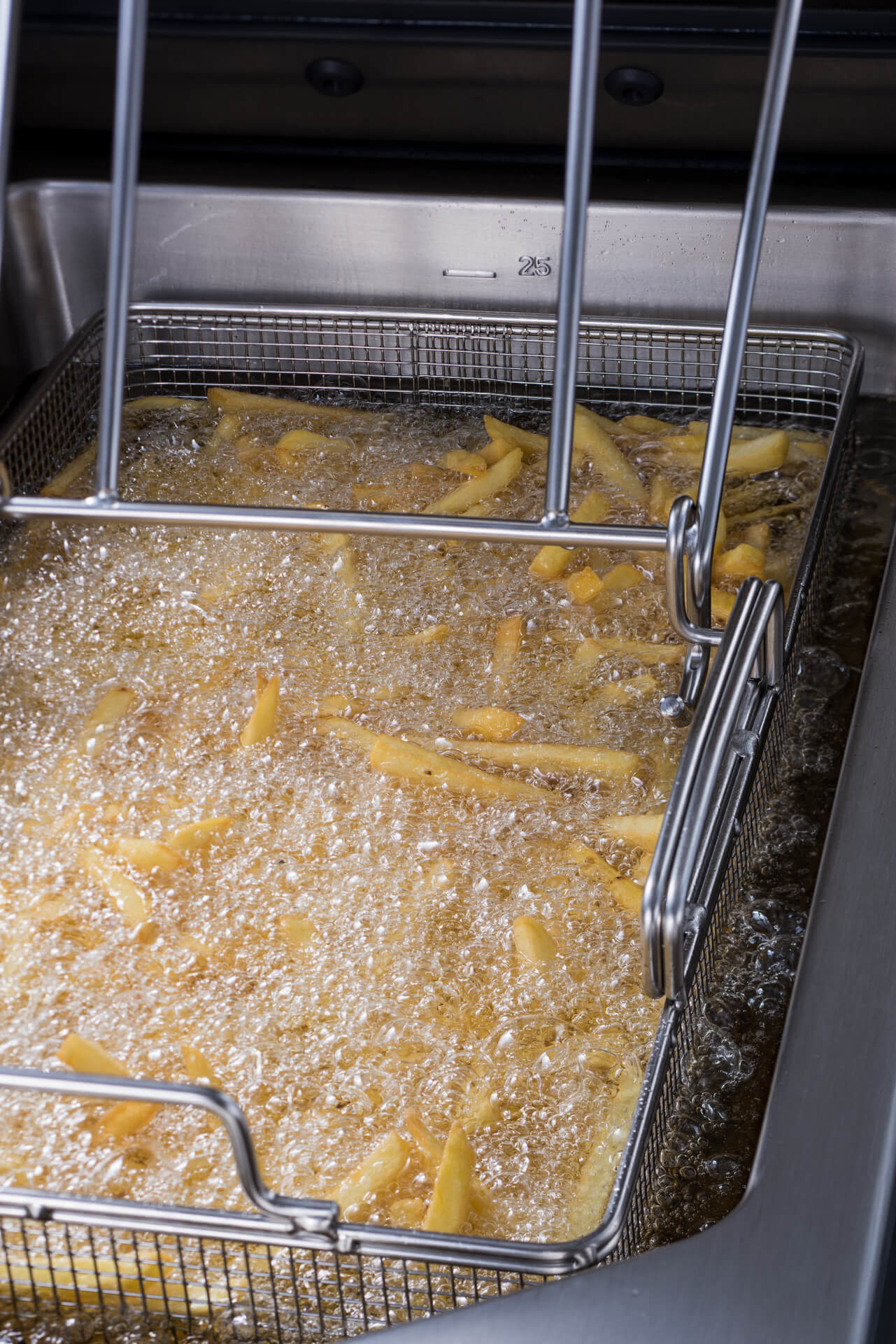 Papas fritas se fríen a la temperatura adecuada: la base para que queden crujientes