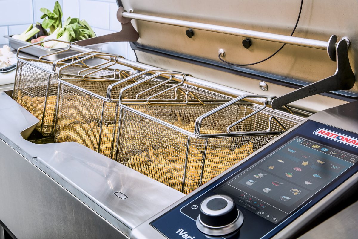 The iVario Pro automatically lifts up deep-fried fries