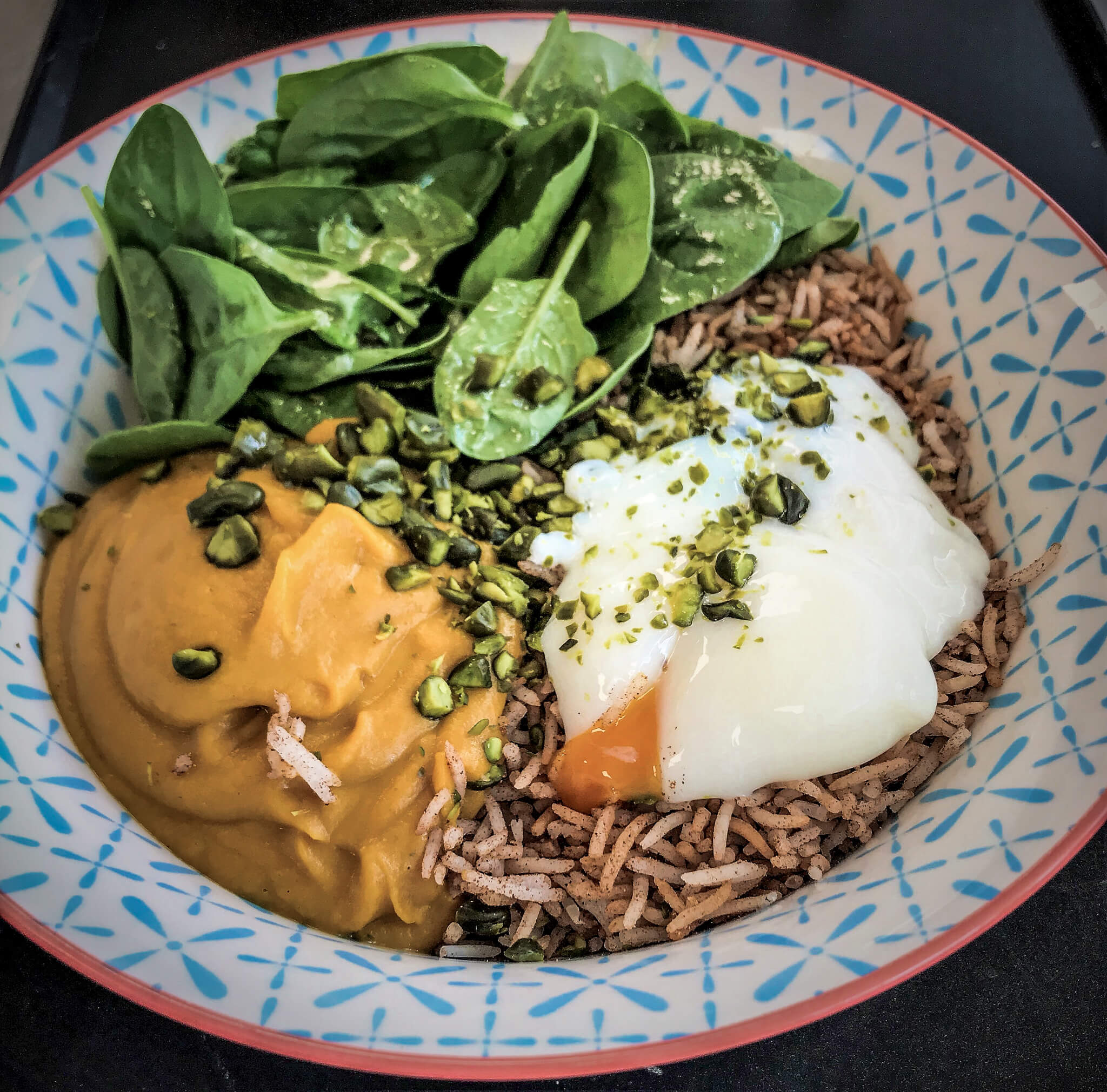 Bol con huevo, espinacas, salsa de curry y arroz 