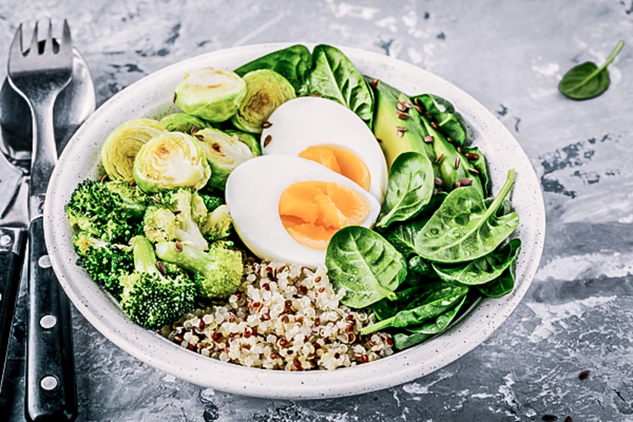 Perfect looking bowl with egg, quinoa, brokkoli and spinach