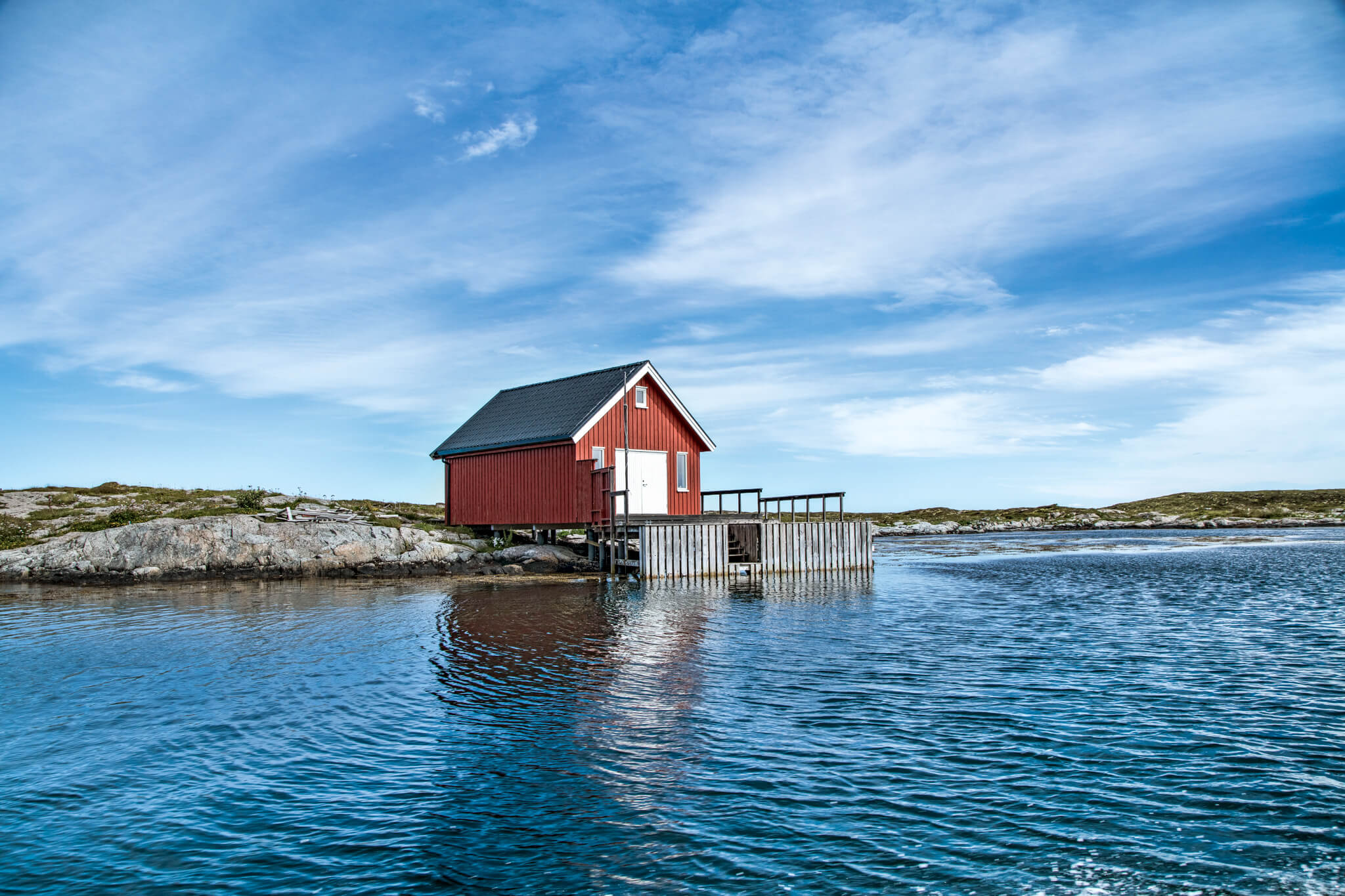 Idylle am Wasser: rote Fischer­hütte